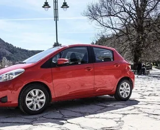 Frontansicht eines Mietwagens Toyota Yaris in Budva, Montenegro ✓ Auto Nr.6295. ✓ Automatisch TM ✓ 0 Bewertungen.