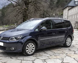 Frontansicht eines Mietwagens Volkswagen Touran in Budva, Montenegro ✓ Auto Nr.6300. ✓ Automatisch TM ✓ 1 Bewertungen.