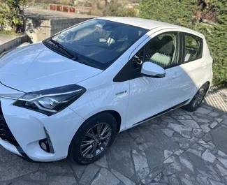 Frontansicht eines Mietwagens Toyota Yaris in Budva, Montenegro ✓ Auto Nr.6296. ✓ Automatisch TM ✓ 2 Bewertungen.