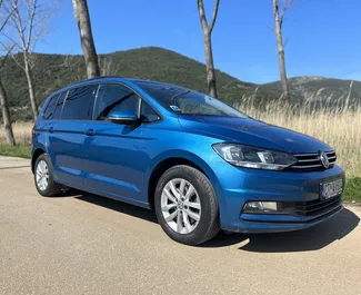 Frontansicht eines Mietwagens Volkswagen Touran in Budva, Montenegro ✓ Auto Nr.6299. ✓ Automatisch TM ✓ 0 Bewertungen.