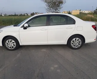 Frontansicht eines Mietwagens Toyota Corolla Axio in Larnaca, Zypern ✓ Auto Nr.6514. ✓ Automatisch TM ✓ 0 Bewertungen.