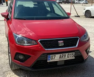 Frontansicht eines Mietwagens SEAT Arona am Flughafen Antalya, Türkei ✓ Auto Nr.4906. ✓ Automatisch TM ✓ 0 Bewertungen.