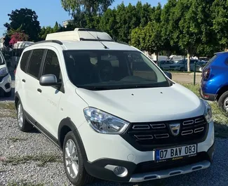 Frontansicht eines Mietwagens Dacia Lodgy Stepway am Flughafen Antalya, Türkei ✓ Auto Nr.4903. ✓ Schaltgetriebe TM ✓ 0 Bewertungen.