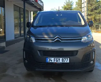 Frontansicht eines Mietwagens Citroen Jumpy in Antalya, Türkei ✓ Auto Nr.6370. ✓ Automatisch TM ✓ 0 Bewertungen.