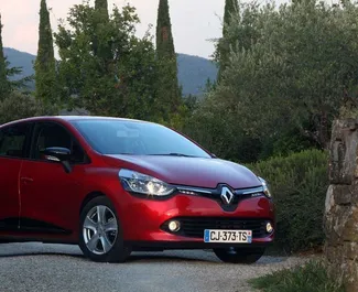 Frontansicht eines Mietwagens Renault Clio 4 auf Kreta, Griechenland ✓ Auto Nr.6440. ✓ Schaltgetriebe TM ✓ 0 Bewertungen.