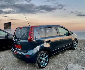 Frontansicht eines Mietwagens Nissan Note Medalist in Limassol, Zypern ✓ Auto Nr.6388. ✓ Automatisch TM ✓ 0 Bewertungen.