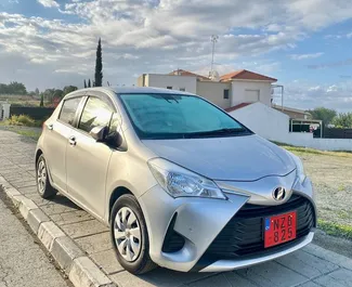 Frontansicht eines Mietwagens Toyota Vitz in Limassol, Zypern ✓ Auto Nr.6386. ✓ Automatisch TM ✓ 0 Bewertungen.