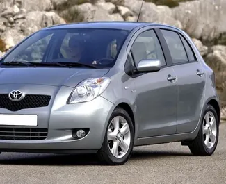 Frontansicht eines Mietwagens Toyota Yaris in Budva, Montenegro ✓ Auto Nr.6297. ✓ Schaltgetriebe TM ✓ 1 Bewertungen.