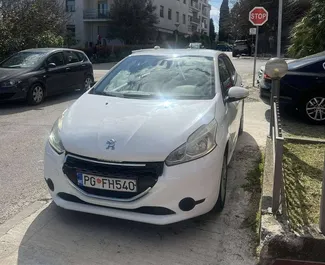 Frontansicht eines Mietwagens Peugeot 208 in Podgorica, Montenegro ✓ Auto Nr.6575. ✓ Schaltgetriebe TM ✓ 1 Bewertungen.