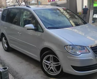 Frontansicht eines Mietwagens Volkswagen Touran in Saranda, Albanien ✓ Auto Nr.4557. ✓ Automatisch TM ✓ 0 Bewertungen.