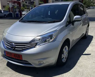 Frontansicht eines Mietwagens Nissan Note in Limassol, Zypern ✓ Auto Nr.2246. ✓ Automatisch TM ✓ 2 Bewertungen.