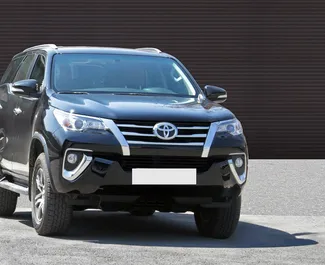 Frontansicht eines Mietwagens Toyota Fortuner in Eriwan, Armenien ✓ Auto Nr.1177. ✓ Automatisch TM ✓ 0 Bewertungen.