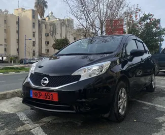 Frontansicht eines Mietwagens Nissan Note in Limassol, Zypern ✓ Auto Nr.3965. ✓ Automatisch TM ✓ 1 Bewertungen.