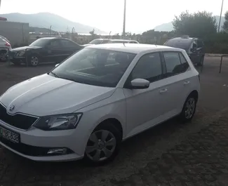 Frontansicht eines Mietwagens Skoda Fabia in Budva, Montenegro ✓ Auto Nr.1062. ✓ Automatisch TM ✓ 2 Bewertungen.