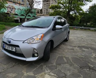 Frontansicht eines Mietwagens Toyota Prius C in Tiflis, Georgien ✓ Auto Nr.6484. ✓ Automatisch TM ✓ 1 Bewertungen.