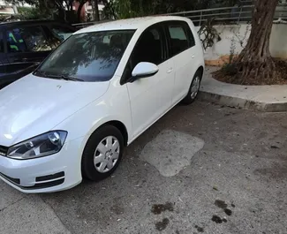 Frontansicht eines Mietwagens Volkswagen Golf 7 auf Kreta, Griechenland ✓ Auto Nr.1557. ✓ Schaltgetriebe TM ✓ 0 Bewertungen.