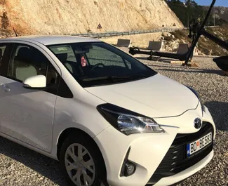 Frontansicht eines Mietwagens Toyota Yaris in Rafailovici, Montenegro ✓ Auto Nr.1689. ✓ Automatisch TM ✓ 7 Bewertungen.