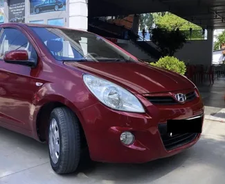 Frontansicht eines Mietwagens Hyundai i20 in Tirana, Albanien ✓ Auto Nr.6432. ✓ Schaltgetriebe TM ✓ 2 Bewertungen.