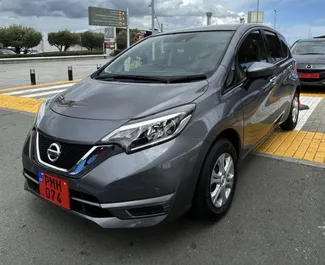 Frontansicht eines Mietwagens Nissan Note in Limassol, Zypern ✓ Auto Nr.6000. ✓ Automatisch TM ✓ 1 Bewertungen.