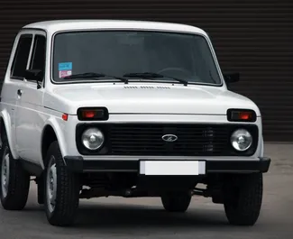 Frontansicht eines Mietwagens Lada Niva in Eriwan, Armenien ✓ Auto Nr.1159. ✓ Schaltgetriebe TM ✓ 7 Bewertungen.