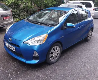 Frontansicht eines Mietwagens Toyota Prius C in Tiflis, Georgien ✓ Auto Nr.6572. ✓ Automatisch TM ✓ 3 Bewertungen.