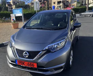 Frontansicht eines Mietwagens Nissan Note in Limassol, Zypern ✓ Auto Nr.2800. ✓ Automatisch TM ✓ 2 Bewertungen.