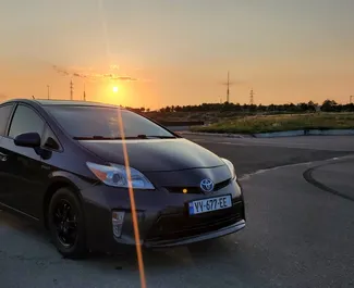 Frontansicht eines Mietwagens Toyota Prius in Tiflis, Georgien ✓ Auto Nr.6600. ✓ Automatisch TM ✓ 0 Bewertungen.