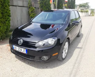 Frontansicht eines Mietwagens Volkswagen Golf 6 in Tirana, Albanien ✓ Auto Nr.6552. ✓ Automatisch TM ✓ 0 Bewertungen.