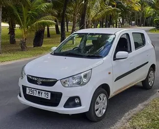 Frontansicht eines Mietwagens Suzuki Alto auf Mauritius Flughafen, Mauritius ✓ Auto Nr.6589. ✓ Automatisch TM ✓ 0 Bewertungen.