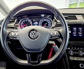 Volkswagen Touran 2018 mit Antriebssystem Frontantrieb, verfügbar in Prag.