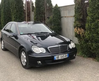 Frontansicht eines Mietwagens Mercedes-Benz C180 in Tirana, Albanien ✓ Auto Nr.5008. ✓ Automatisch TM ✓ 2 Bewertungen.