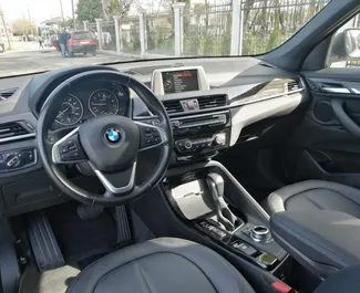 Benzin 2,0L Motor von BMW X1 2020 zur Miete in Tiflis.