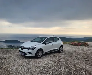 Frontansicht eines Mietwagens Renault Clio 4 in Budva, Montenegro ✓ Auto Nr.6612. ✓ Schaltgetriebe TM ✓ 4 Bewertungen.