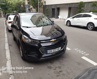 Vermietung Chevrolet Trax. Wirtschaft, Crossover Fahrzeug zur Miete in Georgien ✓ Kaution Keine Kaution ✓ Versicherungsoptionen KFZ-HV, TKV, VKV Komplett, Insassen, Diebstahlschutz.