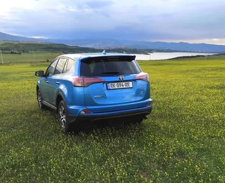 Benzin 2,5L Motor von Toyota Rav4 2018 zur Miete in Tiflis.