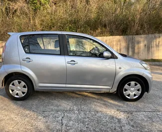 Mietwagen Daihatsu Sirion 2010 in Montenegro, mit Benzin-Kraftstoff und 103 PS ➤ Ab 25 EUR pro Tag.