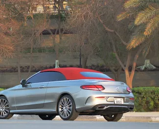 Benzin 2,0L Motor von Mercedes-Benz C300 Cabrio 2020 zur Miete in Dubai.