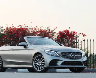 Frontansicht eines Mietwagens Mercedes-Benz C300 Cabrio in Dubai, VAE ✓ Auto Nr.6642. ✓ Automatisch TM ✓ 3 Bewertungen.