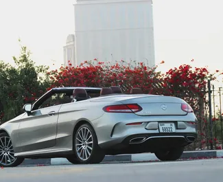 Mercedes-Benz C300 Cabrio 2020 zur Miete verfügbar in Dubai, mit Kilometerbegrenzung 250 km/Tag.