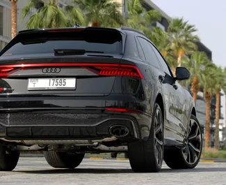 Audi RS Q8 2022 zur Miete verfügbar in Dubai, mit Kilometerbegrenzung 250 km/Tag.