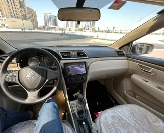 Benzin 1,8L Motor von Suzuki Ciaz 2023 zur Miete in Dubai.