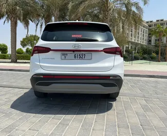 Hyundai Santa Fe 2023 zur Miete verfügbar in Dubai, mit Kilometerbegrenzung 250 km/Tag.