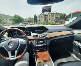 Innenraum von Mercedes-Benz E-Class zur Miete in Georgien. Ein großartiges 5-Sitzer Fahrzeug mit Automatisch Getriebe.