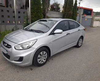 Frontansicht eines Mietwagens Hyundai Accent in Tirana, Albanien ✓ Auto Nr.6533. ✓ Schaltgetriebe TM ✓ 1 Bewertungen.