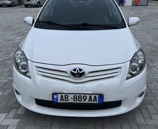 Frontansicht eines Mietwagens Toyota Auris in Saranda, Albanien ✓ Auto Nr.6977. ✓ Schaltgetriebe TM ✓ 1 Bewertungen.