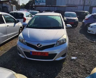 Frontansicht eines Mietwagens Toyota Vitz in Larnaca, Zypern ✓ Auto Nr.3970. ✓ Automatisch TM ✓ 0 Bewertungen.