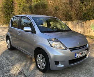 Frontansicht eines Mietwagens Daihatsu Sirion in Budva, Montenegro ✓ Auto Nr.6580. ✓ Automatisch TM ✓ 1 Bewertungen.