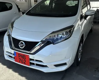 Frontansicht eines Mietwagens Nissan Note in Limassol, Zypern ✓ Auto Nr.6694. ✓ Automatisch TM ✓ 2 Bewertungen.