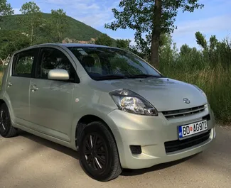 Frontansicht eines Mietwagens Daihatsu Sirion in Budva, Montenegro ✓ Auto Nr.6700. ✓ Automatisch TM ✓ 1 Bewertungen.