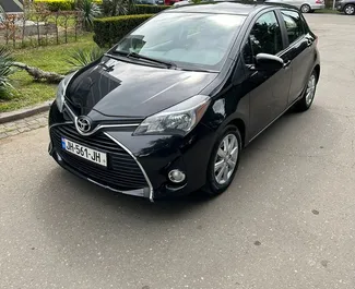 Frontansicht eines Mietwagens Toyota Yaris in Tiflis, Georgien ✓ Auto Nr.6721. ✓ Automatisch TM ✓ 6 Bewertungen.